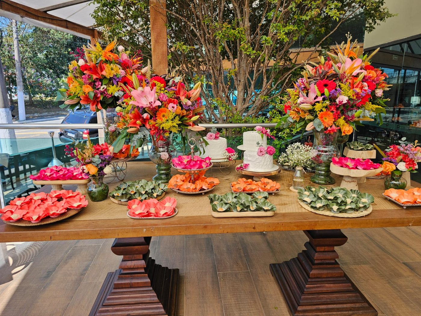Mesa decorada para celebração no Massa Fina