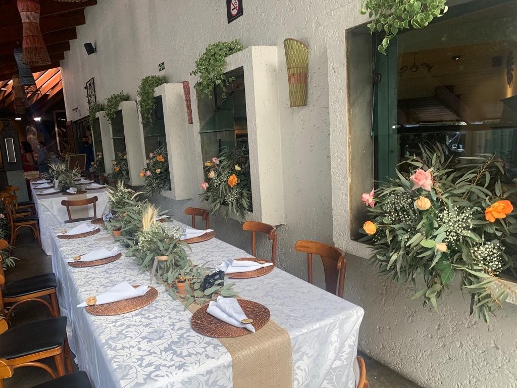 Mesa preparada para evento no Massa Fina
