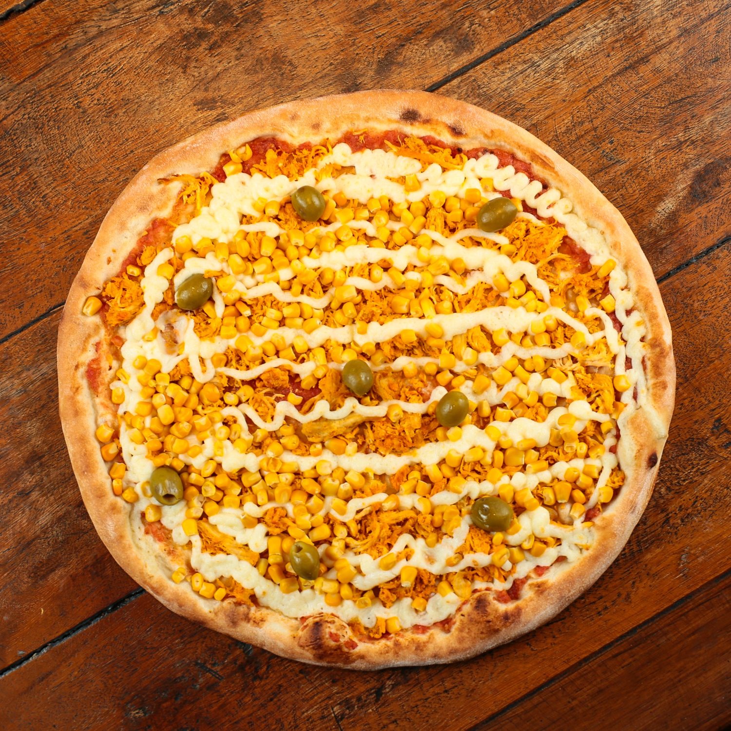 Pizza Caipira com frango, milho, Catupiry, mussarela e azeitonas